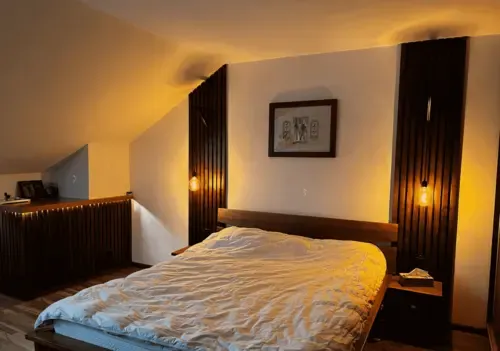 Mobilier din lemn masiv realizat la comandă