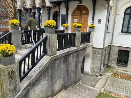 Balustradă din lemn dintr-un muzeu, recondiționată