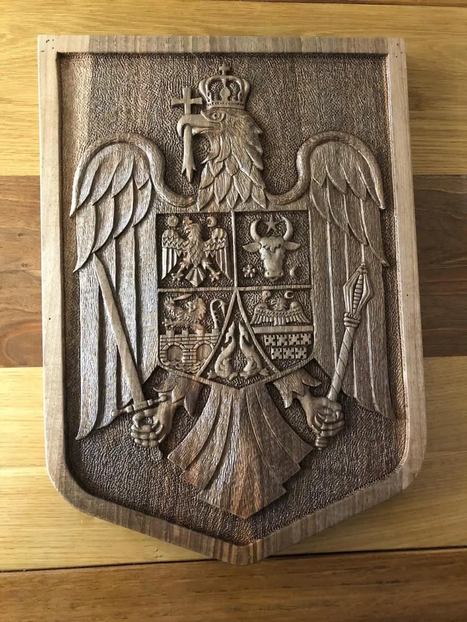 Element din lemn sculptat manual